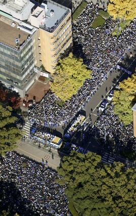 ２６年ぶりの日本一を祝うファンが詰めかけた、ＤｅＮＡの優勝パレード＝１１月３０日午前、横浜市（共同通信社ヘリから）