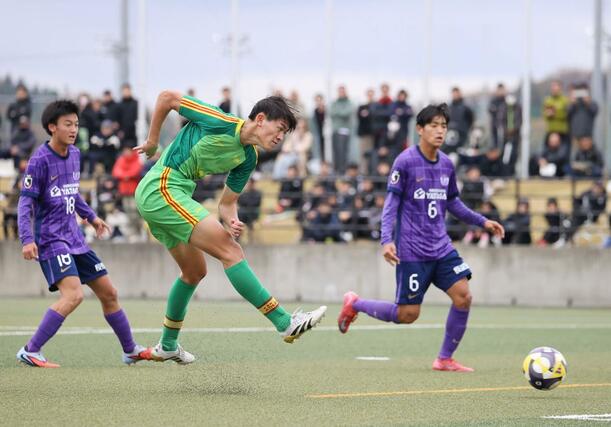 帝京長岡高－広島ユース　前半４４分、帝京長岡のＭＦ樋口汐音が先制ゴール＝長岡ニュータウン運動公園