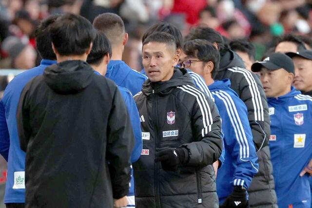 勝ち点１をあげ自力でのＪ１残留を決め、ほっとした表情の松橋力蔵監督＝埼玉スタジアム