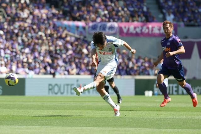 前半、ＤＦ橋本健人（４２）がドリブルで持ち込みそのままシュート＝Ｅピース