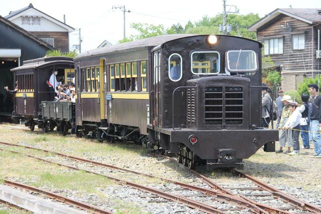 旧頸城鉄道の車両に体験乗車する家族連れら＝５日、上越市頸城区百間町
