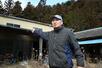 帰還困難区域内にある自宅や周辺の環境について説明する佐山梅雄さん=2月12日、福島県南相馬市小高区金谷