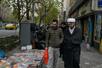 　イランの首都テヘラン市内を歩く人々＝１５日（ＡＰ＝共同）