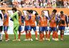 1-3で敗れ悔しがる新潟の選手たち=デンカビッグスワン