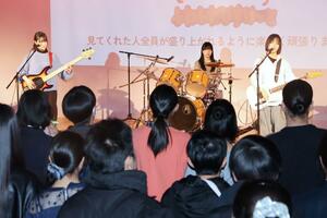 音楽ライブなどで盛り上がったパーティー＝アオーレ長岡