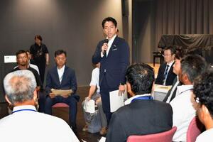 茨城県のJA関係者らと意見交換する小泉農相=9日午後、茨城県桜川市