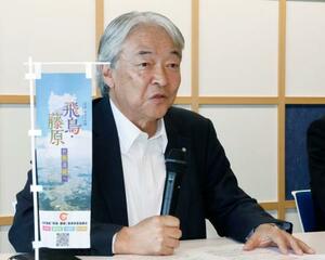 　記者会見する奈良県明日香村の森川裕一村長＝６日午前、奈良県庁