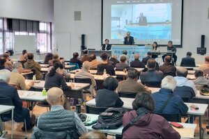 花角英世知事の「信を問う」発言を巡り決議をまとめた市民団体の集会＝９日、新潟市中央区