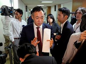 　自民党の法務部会と司法制度調査会の合同会議を終えた鈴木前法相＝７日午後、東京・永田町の党本部