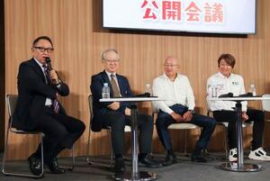 「ジャパンモビリティショー」のトークショーに登壇した日本自動車会議所の豊田章男会長(左端)、歌手の近藤真彦さん(右端)ら=1日午前、東京都内