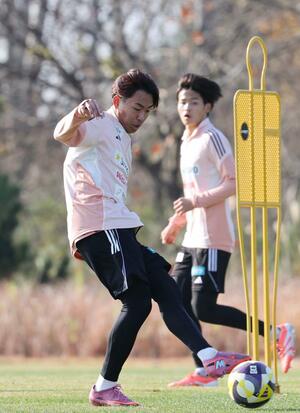 スタメン再奪取に向け、練習するＤＦ舩木翔＝聖籠町
