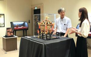 燕のメッキ技術の奥深さを紹介する企画展=燕市大曲