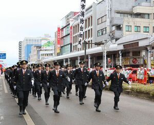 出初め式で行進する消防団員=1月5日、長岡市大手通1