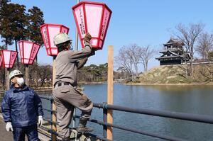 観桜会に向け進むぼんぼりの設置作業＝２１日、上越市本城町