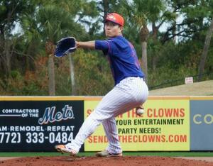 実戦形式に登板したメッツ・千賀=ポートセントルーシー(共同)