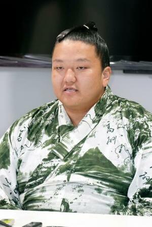 新十両昇進を決め、記者会見する朝白龍=30日、IGアリーナ