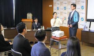五泉市職員が業務にふさわしい服装について学んだ着こなし研修=五泉市役所