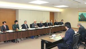 2026年度県予算に関する要望を行う県町村会の首長ら=4日、県庁