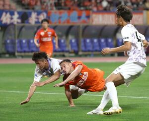 新潟-レイラック滋賀 前半38分、MFダニーロ・ゴメスが頭で合わせ1-0=ビッグスワン(写真映像部・芳本卓也)