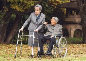 赤坂御用地を散策される三笠宮ご夫妻=2015年11月16日(宮内庁提供)