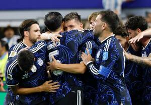 　ヨルダン―アルゼンチン　前半、先制のＦＫを決め、祝福されるアルゼンチンのロセルソ（中央）＝ダラス（共同）