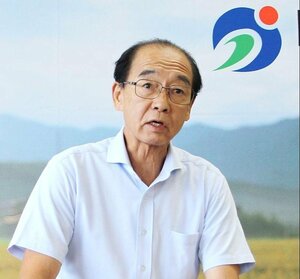 就任後初の定例記者会見に臨む加藤博幸市長=8月28日、阿賀野市役所