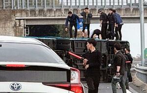 茨城県・常磐自動車道の友部ジャンクション付近で横転した奈良県警機動隊のバス=5日午後