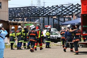 性別不明の遺体が発見された工場火災の現場=7月23日、燕市大関