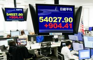 　上げ幅が一時９００円を超え、５万４０００円を回復した日経平均株価を示すモニター＝６日午前、東京都港区の外為どっとコム