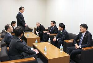 高鳥修一衆院議員の県連会長辞任を受け、後任人事を話し合う自民党の本県関係国会議員団=2月9日、国会
