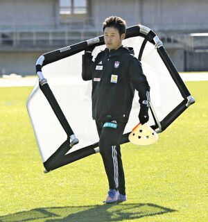 練習中に用具を運ぶ池亀主務=高知市