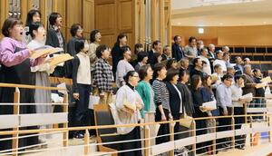 東京交響楽団との共演に向け、練習を重ねる市民合唱団「にいがた東響コーラス」のメンバー=新潟市中央区一番堀通町