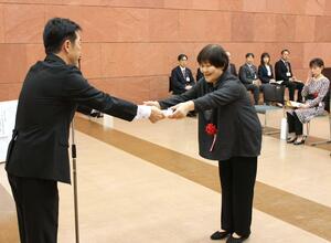 長岡市を教育などの分野で支えた市民をたたえた表彰式=11月12日、長岡市幸町2