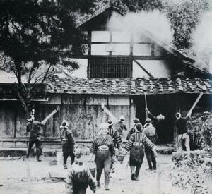 戦時中に導入されていた「隣組」による防空演習。バケツリレーなどを行った=1944年、水上村(現妙高市)=「新潟県民の太平洋戦争」から