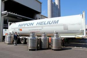 ヘリウムを貯蔵するタンク=3月、川崎市の日本ヘリウム