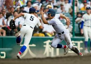 横浜―綾羽 6回表横浜無死一、二塁、小野のバントを投手が三塁へ悪送球し、本塁へ向かう二走臨時代走の為永。三塁手川端=甲子園