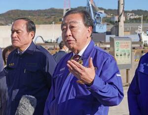 大分市で記者団の取材に答える立憲民主党の野田代表(右)=6日午前