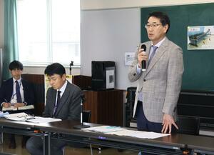 大郷橋架け替えの検討着手時期を住民らに説明した中原八一新潟市長＝新潟市南区東笠巻新田