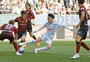 神戸－新潟　後半、敵陣深くに迫るＭＦ伊藤涼太郎＝ノエスタ（写真映像部・渡辺善行）