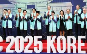 APEC首脳会議の記念撮影で拍手する高市首相(右から5人目)ら各国首脳=1日、韓国・慶州(代表撮影・共同)