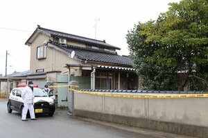 規制線が張られた民家=17日、聖籠町