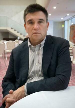　インタビューに答えるウクライナのパブロ・クリムキン元外相