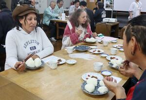 おにぎり作りを体験するモニターツアーの参加者ら＝上越市頸城区