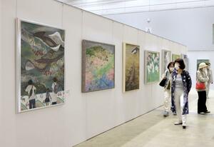 個性豊かな作品を鑑賞する来場者=5月31日、新潟市中央区万代島の朱鷺メッセ