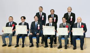 「働きやすい職場づくり推進賞」を受賞した企業の代表者ら=新潟市東区下木戸1