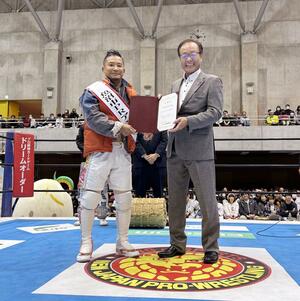 魚沼市ＰＲアンバサダーの委嘱状を掲げるＫＵＳＨＩＤＡ選手（左）と内田幹夫市長＝魚沼市堀之内