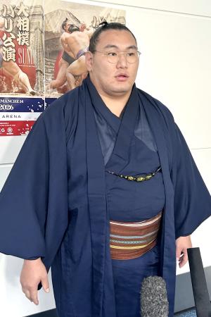 羽田空港に帰国し、取材に応じる横綱豊昇龍=17日