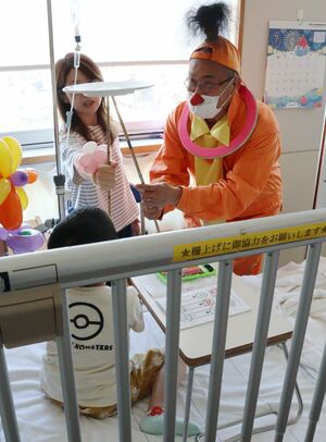 入院中の子どもたちの病室を訪れたホスピタル・クラウン=上越市新南町