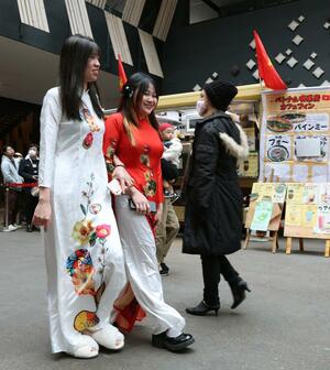 民族衣装「アオザイ」の着用体験や飲食ブースでにぎわった「ベトナムフェス」＝１１月１８日、長岡市大手通１のアオーレ長岡