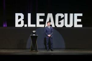 　初開催したバスケットボール「Ｂリーグ・プレミア」の新人ドラフトであいさつする島田慎二チェアマン＝２９日、東京都内